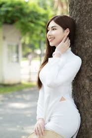 树下优雅气质白色奥黛美女写真图片