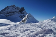 冬季巍峨白色雪山风光摄影图片