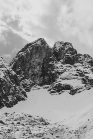 冬季巍峨雪域高山黑白摄影图片