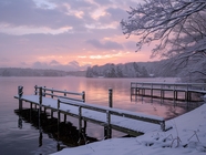 日暮黄昏唯美湖泊雪景摄影图片