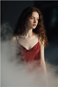性感红色吊带裙美女电影写真图片