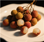 成串散落的新鲜荔枝图片