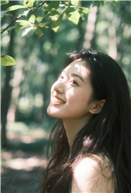 绿色树林唯美光影艺术侧颜图片