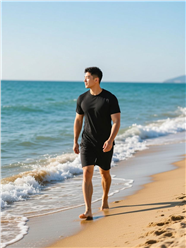 一个男人在海边散步图片