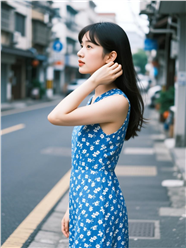 街头蓝色碎花裙侧颜美女写真图片