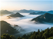 云雾缭绕着群山摄影图片