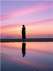 紫色黄昏海边美女剪影图片