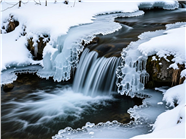 冰雪融化泉水叮咚图片