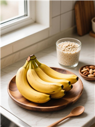 置放在窗边的黄色香蕉图片