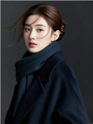 深色毛呢大衣低盘发美女图片