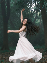 胶片质感树林优雅舞蹈的美女图片