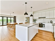 现代化白色开放式欧式厨房图片