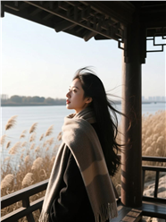 秋季美女站在湖边亭子吹风图片