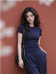 藏蓝色休闲装长卷发美女摄影图片