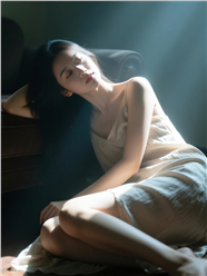 慵懒风光影艺术美女写真摄影图片