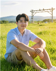 夏日午后草地年轻帅气帅哥图片
