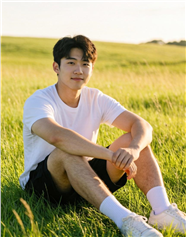 夏日午后坐在草地上的帅哥图片