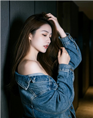 性感冷白皮牛仔外套美女写真图片