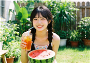 夏日元气少女吃西瓜喝汽水图片