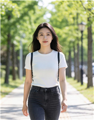 白色T恤背带裤美女摄影图片