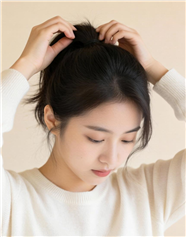 美女低头整理发丝摄影图片