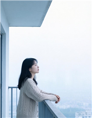 阳台倚栏眺望侧颜美女图片